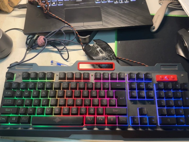 达尔优CM635游戏鼠标，牧马人三代黑色裂纹版，6000dpi，功能完好。7键可编程，支持宏设置，带RGB灯效。1.8米编织线，USB接口，侧翼防滑设计。成色如